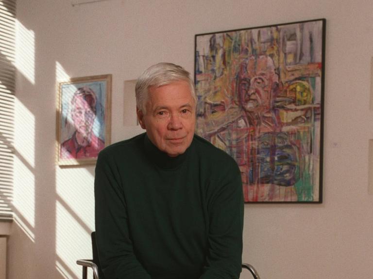 Der Sänger Dietrich Fischer-Dieskau sitzt in einem hellen Raum zwischen zwei seiner Gemälde am 18.09.2001 in Lippstadt.