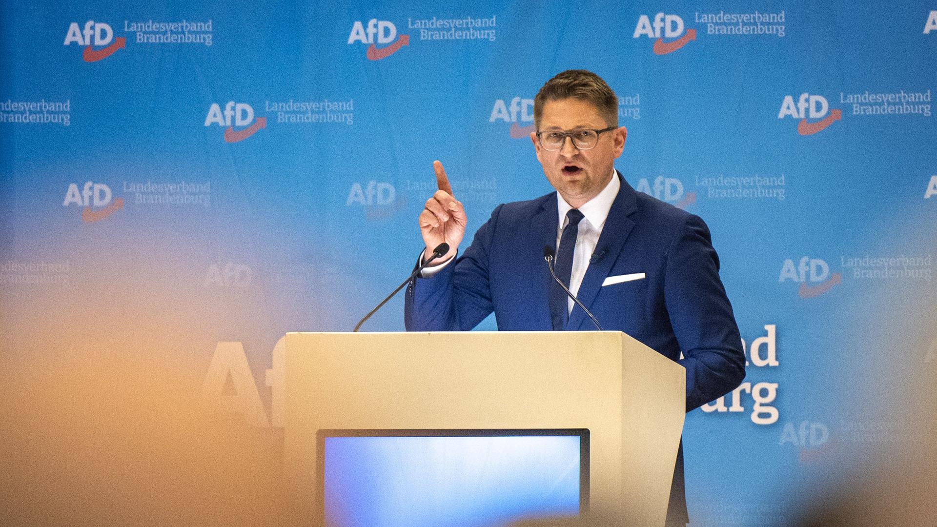 Rene Springer, Kandidat für den Landesvorsitz, spricht auf der Bühne beim Landesparteitag der AfD Brandenburg.