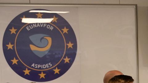 Das Logo des EU-Einsatzes "Aspides", ein blauer Kreis mit gelben Sternen, darin steht "EUNAVFOR" und "ASPIDES".