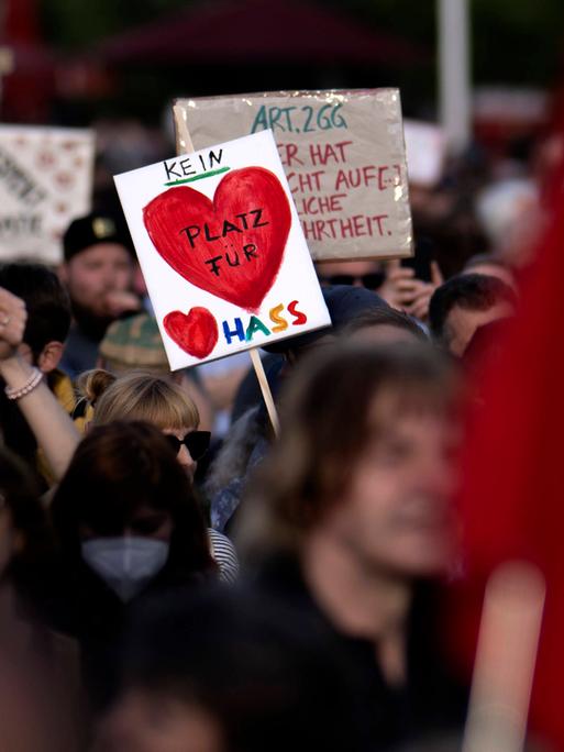 "Kein Platz für Hass" steht auf einem Schild, bei einer Demonstration gegen die extreme Rechte und zur Verurteilung von Angriffen auf Politiker und insbesondere gegen Matthias Ecke, Europaparlamentsabgeordneter der SPD