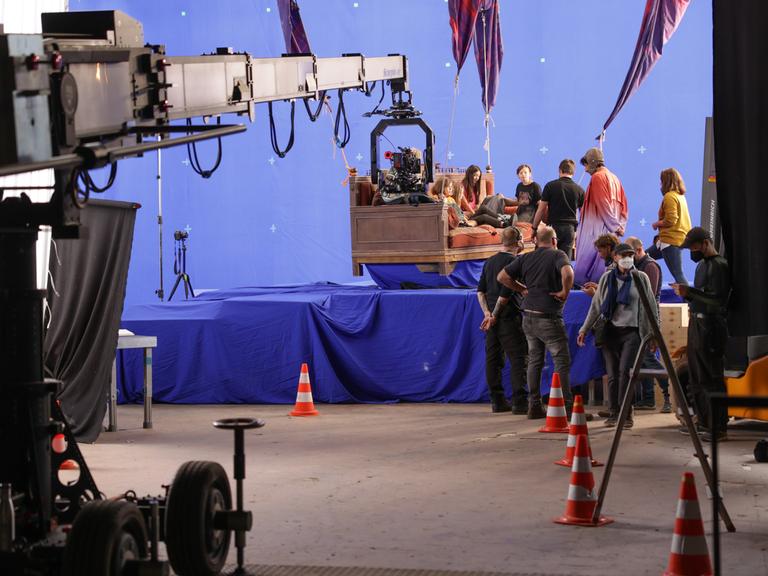 Blick in die Filmkulisse bei Dreharbeiten zur Kinderbuch-Verfilmung "Die Unlangweiligste Schule der Welt" im Studio Babelsberg.