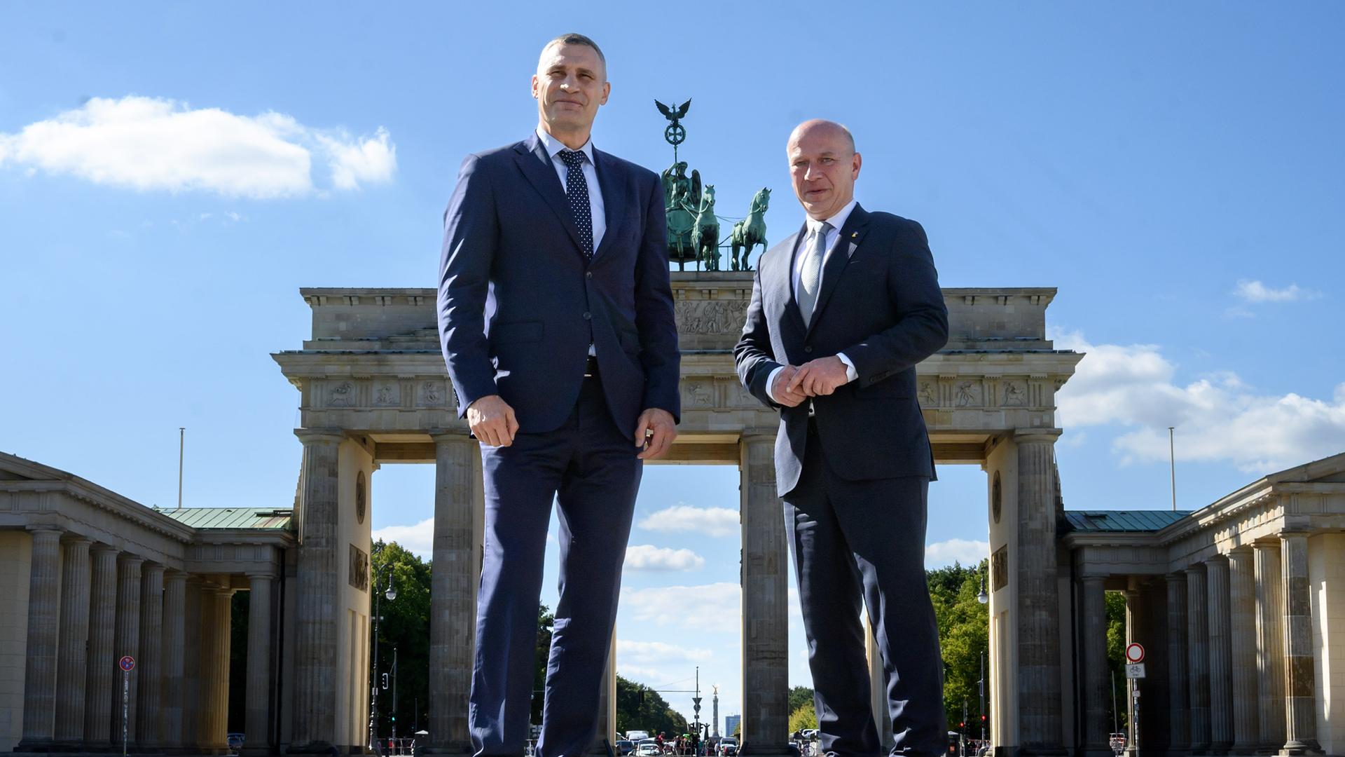 Kai Wegner (rechts, CDU), Regierender Bürgermeister von Berlin, empfängt Vitali Klitschko, Bürgermeister von Kiew (Ukraine). Beide stehen vor dem Brandenburger Tor, sie tragen dunkelblaue Anzüge und sind aus einer Froschperspektive fotografiert. Aufnahme vom 14.09.2023. Kai Wegner (rechts, CDU), Regierender Bürgermeister von Berlin, empfängt Vitali Klitschko, Bürgermeister von Kiew (Ukraine). Beide stehen vor dem Brandenburger Tor, sie tragen dunkelblaue Anzüge und sind aus einer Froschperspektive fotografiert. Aufnahme vom 14.09.2023.