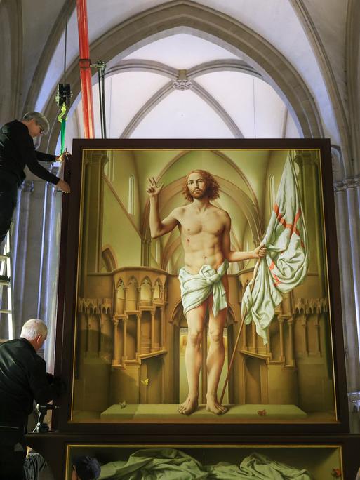 Ein Restauratorenteam demontiert den Cranach-Triegel-Altar im Naumburger Dom für den Transport nach Rom. 