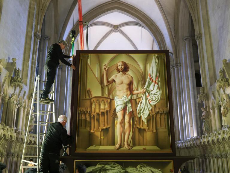 Ein Restauratorenteam demontiert den Cranach-Triegel-Altar im Naumburger Dom für den Transport nach Rom. 