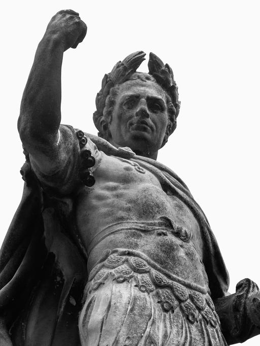 Ein steinernes Standbild zeigt Julius Caesar mit erhobener Faust.