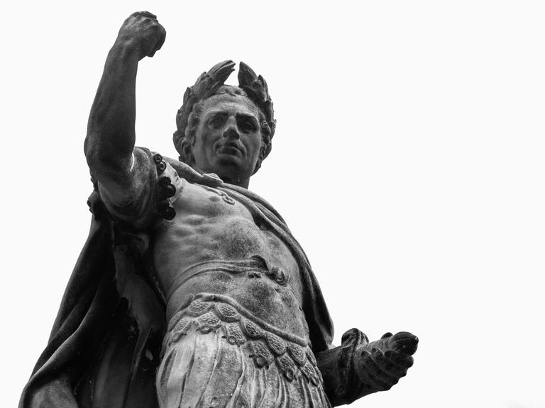 Ein steinernes Standbild zeigt Julius Caesar mit erhobener Faust.