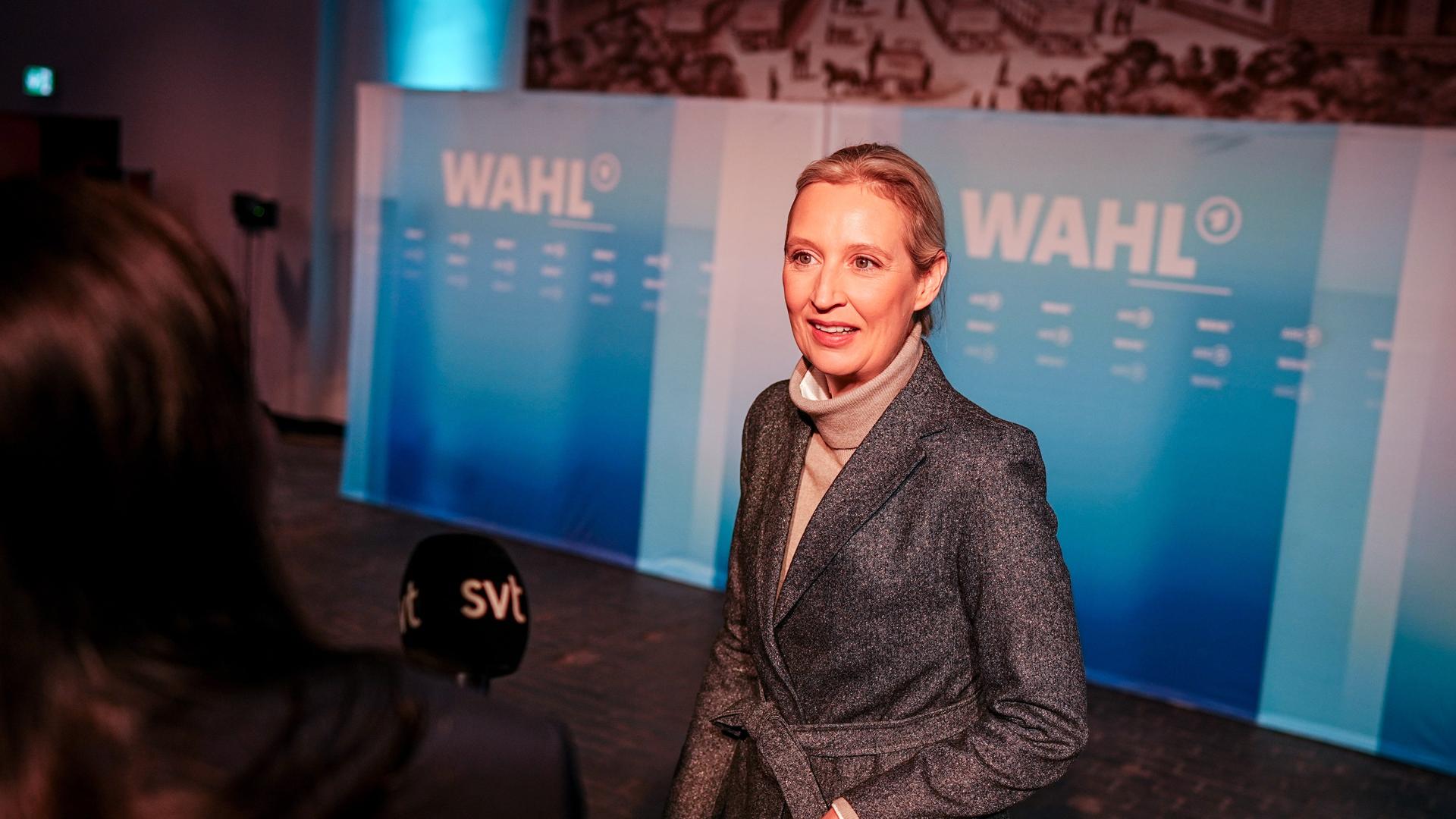 Alice Weidel, Fraktionsvorsitzende der AfD, verlässt das Studio nach dem Auftritt bei der Sendung ARD "Wahlarena" und spricht mit einem Reporter des schwedischen Senders SVT.