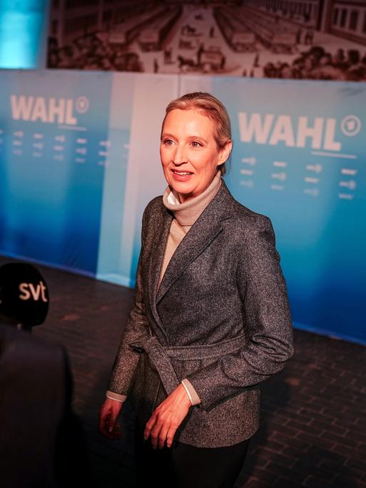 Alice Weidel, Fraktionsvorsitzende der AfD, verlässt das Studio nach dem Auftritt bei der Sendung ARD "Wahlarena" und spricht mit einem Reporter des schwedischen Senders SVT.