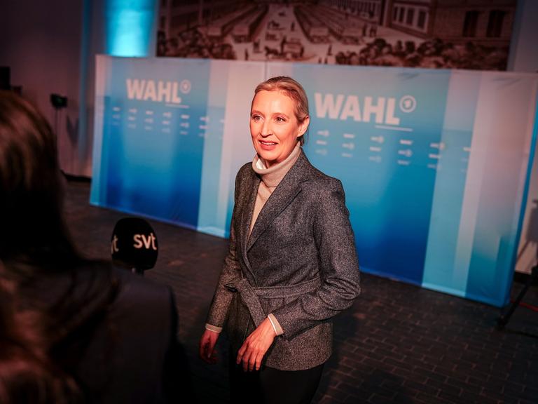 Alice Weidel, Fraktionsvorsitzende der AfD, verlässt das Studio nach dem Auftritt bei der Sendung ARD "Wahlarena" und spricht mit einem Reporter des schwedischen Senders SVT.