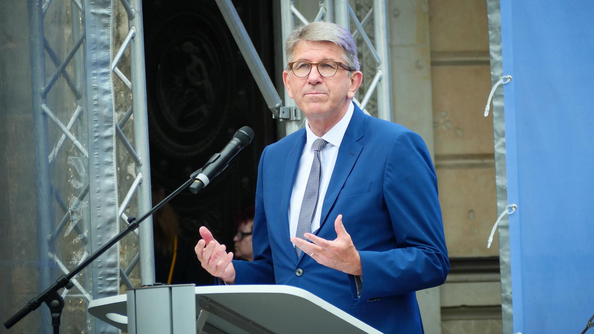 Kulturstaatsminister Wolfram Weimer aufgenommen am Rednerpult beim Festakt 200 Jahre Museumsinsel Kulturstaatsminister Wolfram Weimer aufgenommen am Rednerpult beim Festakt 200 Jahre Museumsinsel