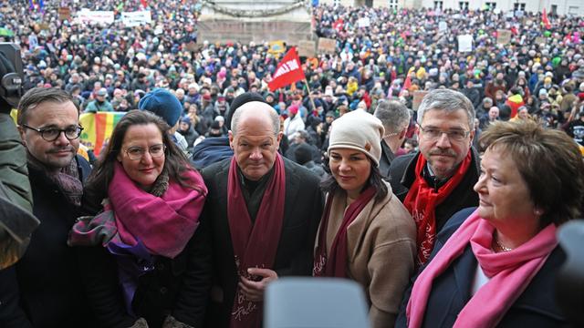 Jan Lars Redmann (l-r), Landesvorsitzender der CDU Brandenburg, Manja Schüle (SPD), Ministerin für Wissenschaft, Forschung und Kultur des Landes Brandenburg, Bundeskanzler Olaf Scholz (SPD), Annalena Baerbock (Bündnis 90/Die Grünen), AuÃenministerin, Mike Schubert (SPD), Oberbürgermeister von Potsdam, und die Fahrländer Ortsvorsteherin Carmen Klockow (Bürgerbündnis) stehen während der Demonstrationen Â«Potsdam wehrt sichÂ» auf dem Alten Markt. 