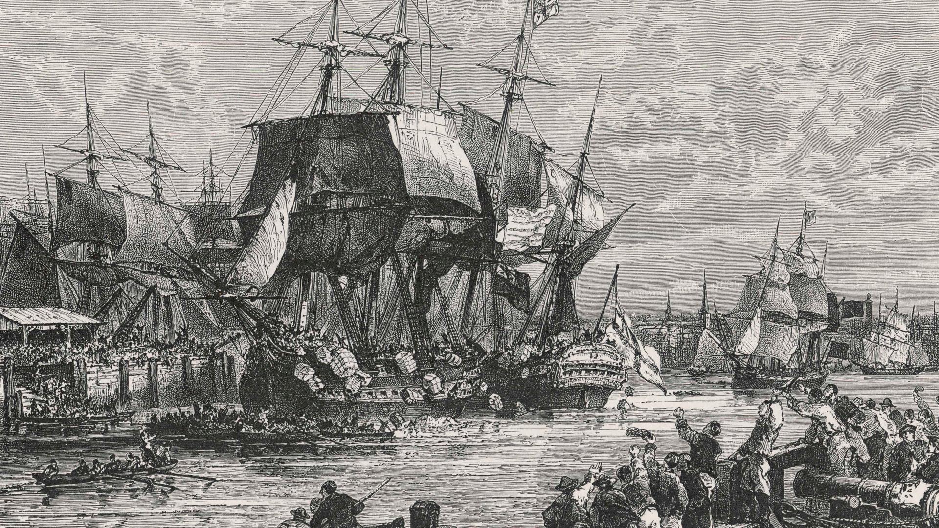 Ein alter Stich zeigt die historische Boston Tea Party aus dem Jahr 1773, bei der Bostoner mehr als 300 Kisten Tee von englischen Handelsschiffen ins Wasser warfen. 