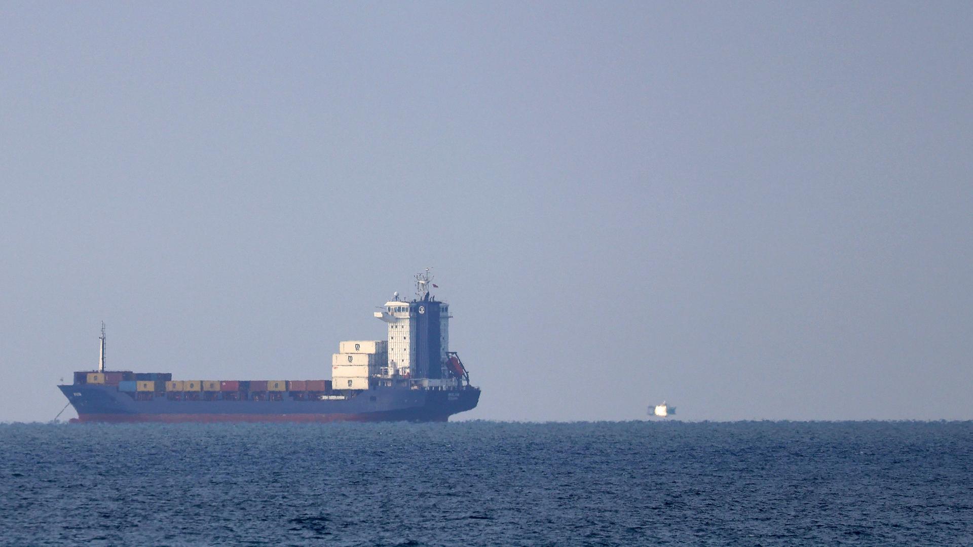 Ein Frachter mit wahrscheinlich hunderten Tonnen Giftmüll in Containern vor der albanischen Stadt Durres.