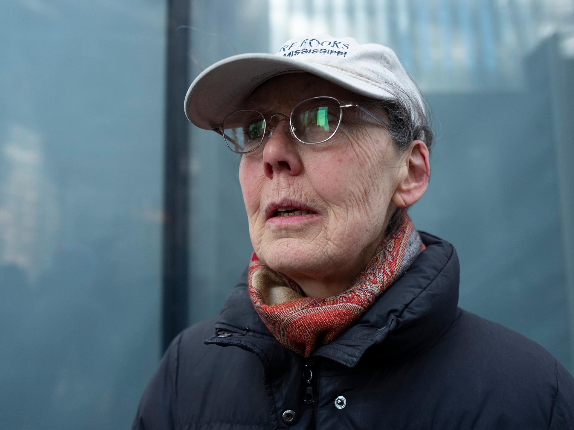 Die Schriftstellerin Anne Carson schaut in die Ferne Die Schriftstellerin Anne Carson schaut in die Ferne
