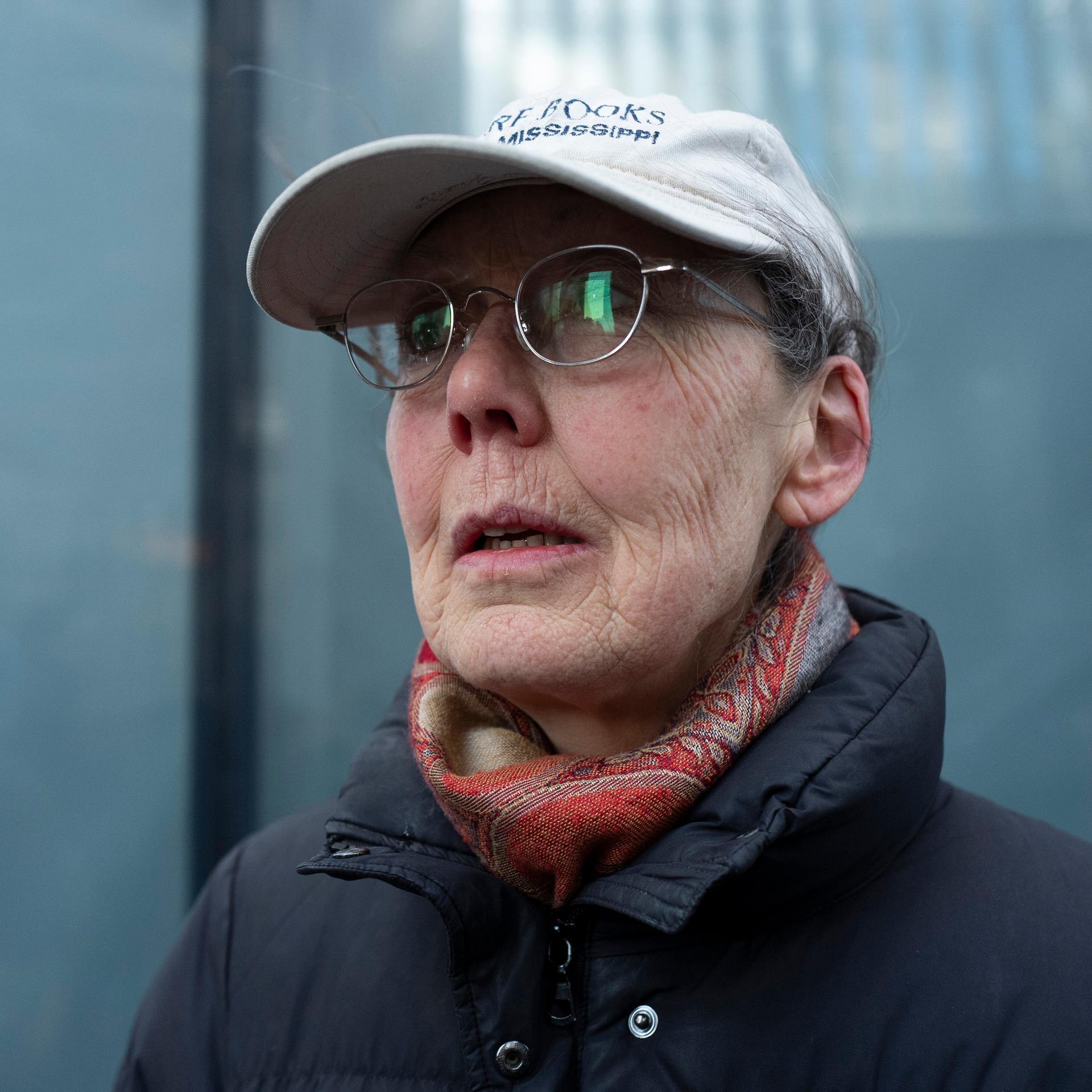 Die Schriftstellerin Anne Carson schaut in die Ferne am Kunstzentrum Hudson Yards, Monday in New York 2019. 