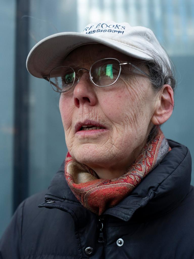 Die Schriftstellerin Anne Carson schaut in die Ferne