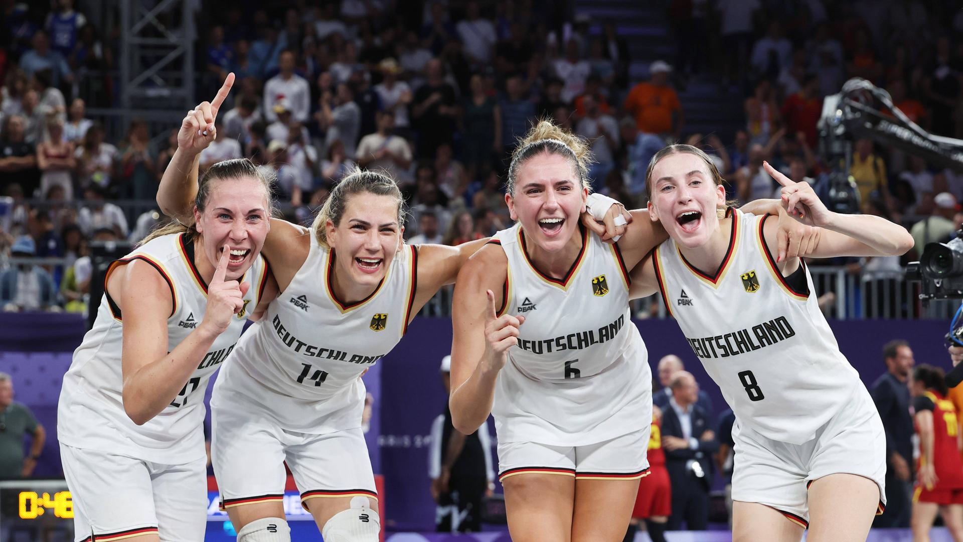 Das deutsche 3x3-Basketball-Team nach dem sensationellen Gold in Paris.