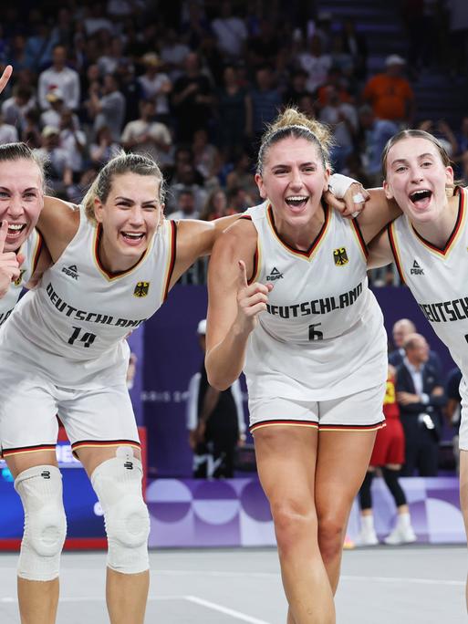 Das deutsche 3x3-Basketball-Team nach dem sensationellen Gold in Paris.