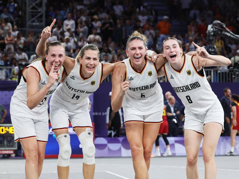 Das deutsche 3x3-Basketball-Team nach dem sensationellen Gold in Paris.