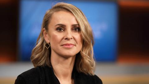 Die Schriftstellerin Jagoda Marinić sitzt 2019 in der ARD-Talkshow Anne Will.