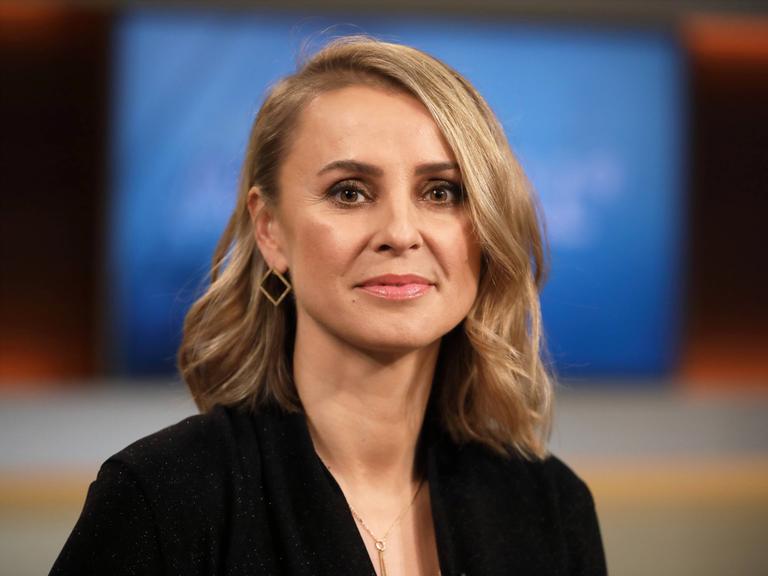 Die Schriftstellerin Jagoda Marinić sitzt 2019 in der ARD-Talkshow Anne Will.
