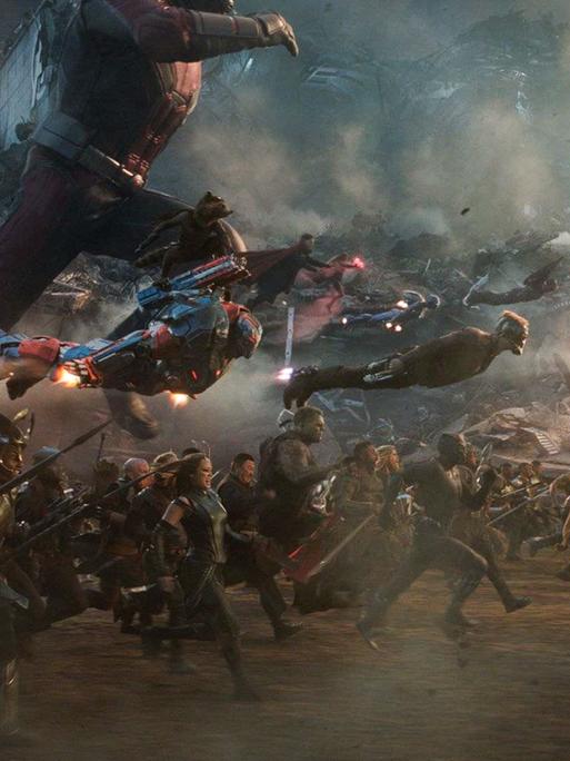 Im Still aus "Avengers: Endgame" ist eine große Schlachtszene zu sehen: Die vereinten Avengers ziehen in den Krieg.