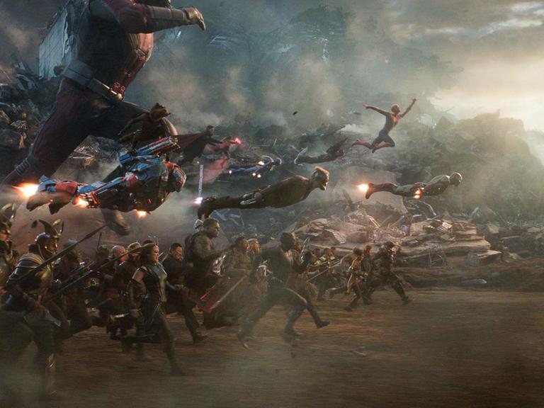Im Still aus "Avengers: Endgame" ist eine große Schlachtszene zu sehen: Die vereinten Avengers ziehen in den Krieg.