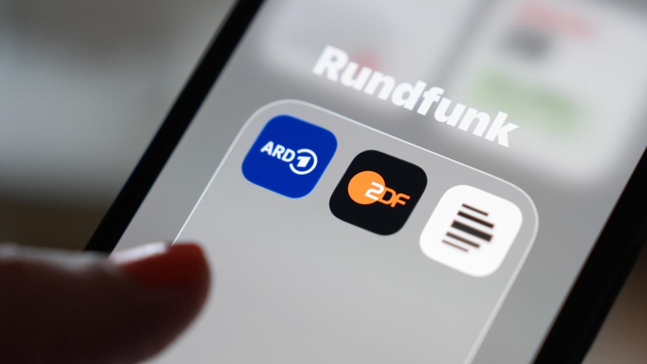 Auf dem Bildschirm eines Smartphones erscheinen die Apps der öffentlich-rechtlichen Rundfunkanstalten ARD, ZDF und Deutschlandradio.