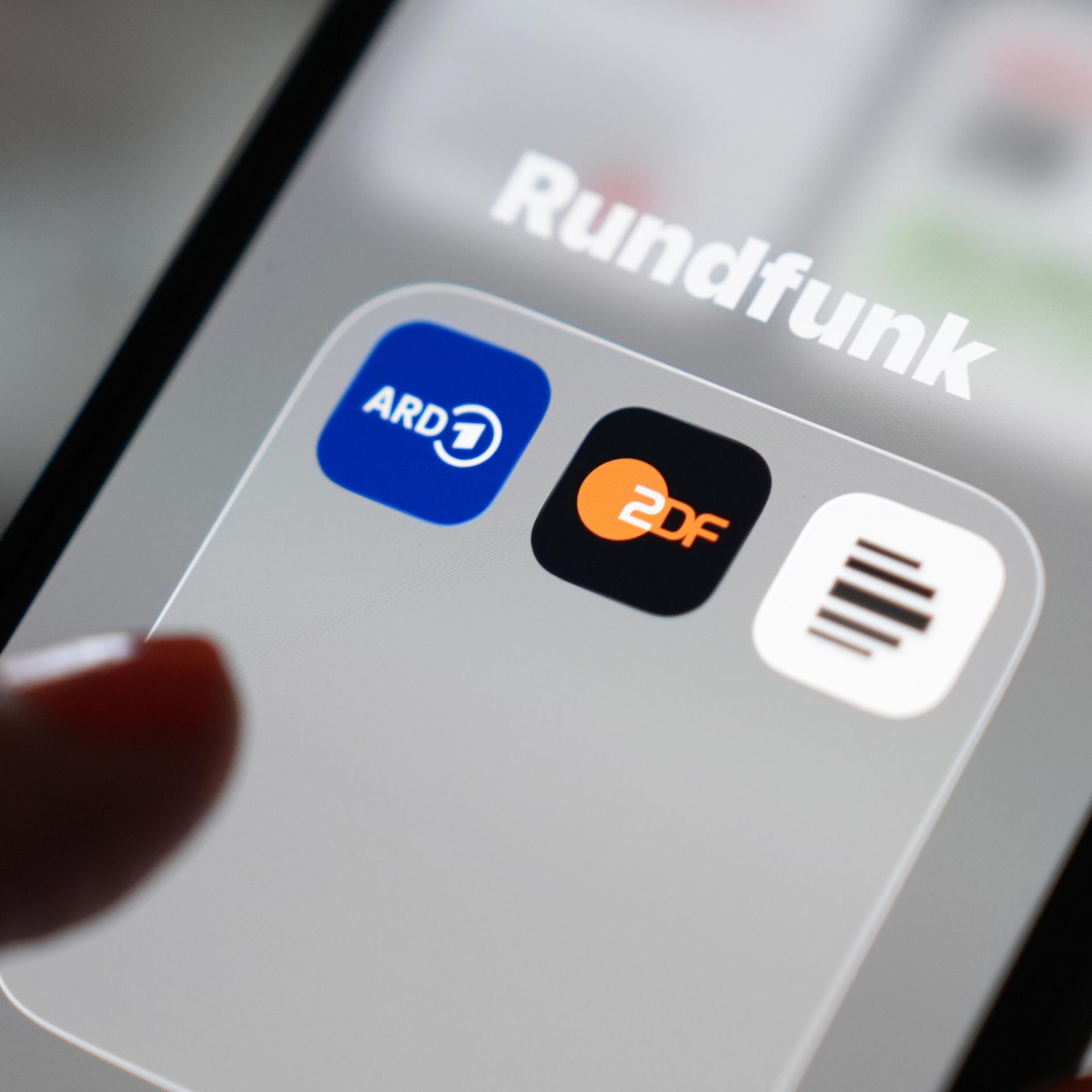 Auf dem Bildschirm eines Smartphones erscheinen die Apps der öffentlich-rechtlichen Rundfunkanstalten ARD, ZDF und Deutschlandradio.