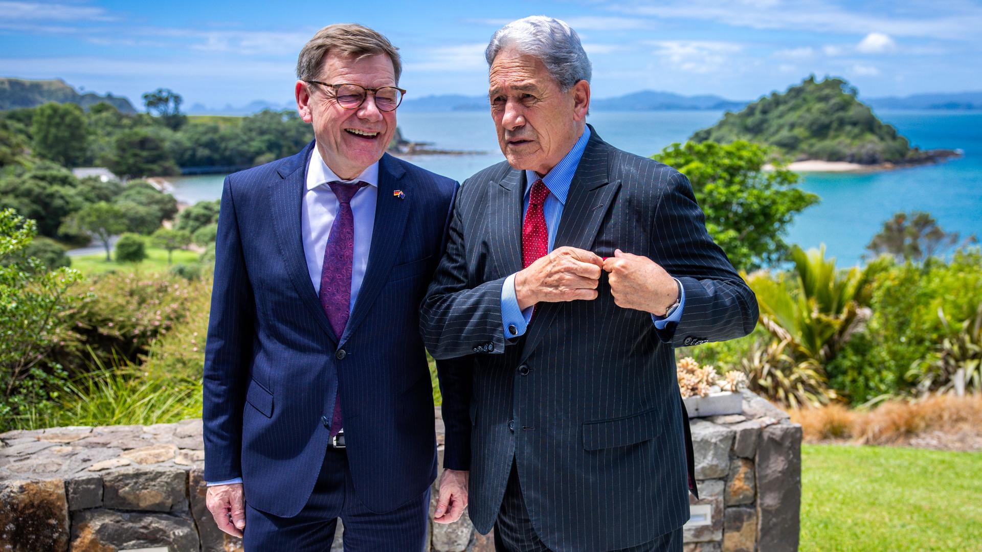 Neuseeland, Kerikeri: Johann Wadephul (l, CDU), Außenminister, steht mit Winston Peters (r), Außenminister von Neuseeland, im Hotel The Landing auf einer Terrasse vor der Oneroa Bay. Neuseeland, Kerikeri: Johann Wadephul (l, CDU), Außenminister, steht mit Winston Peters (r), Außenminister von Neuseeland, im Hotel The Landing auf einer Terrasse vor der Oneroa Bay.