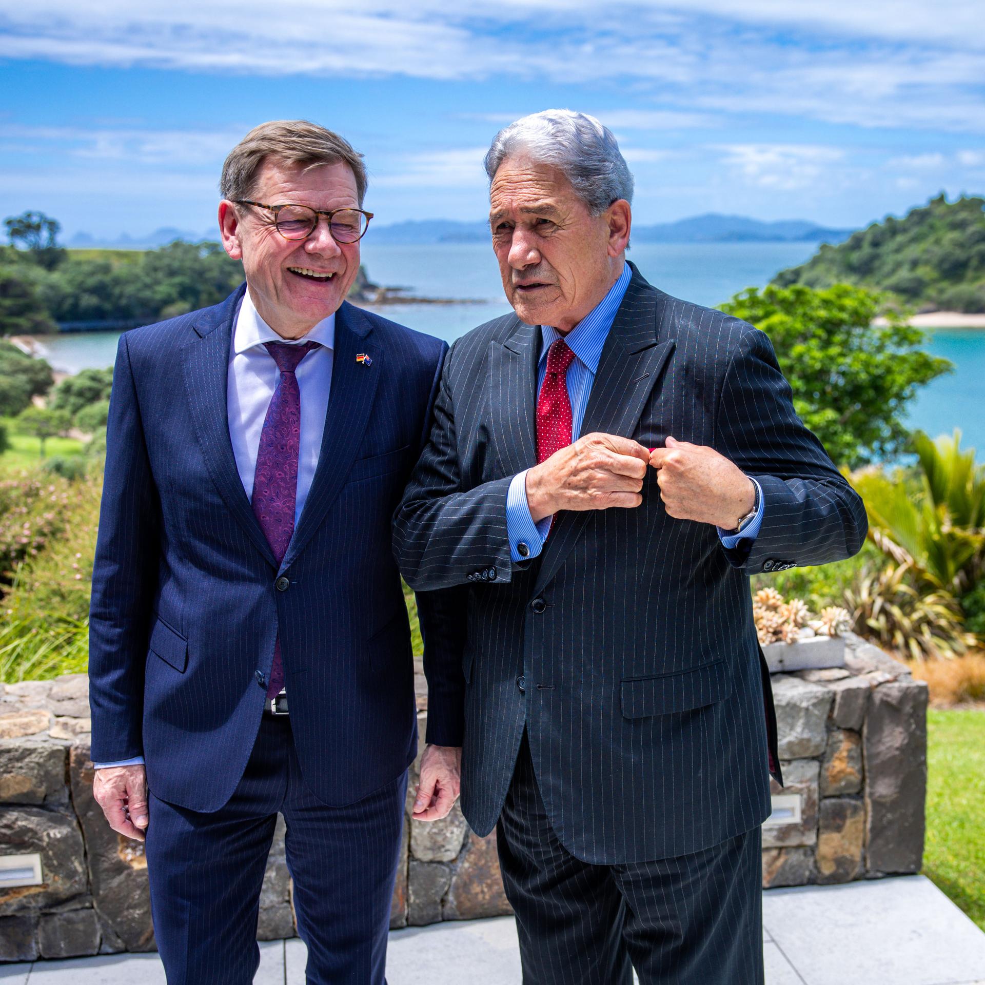 Neuseeland, Kerikeri: Johann Wadephul (l, CDU), Außenminister, steht mit Winston Peters (r), Außenminister von Neuseeland, im Hotel The Landing auf einer Terrasse vor der Oneroa Bay.