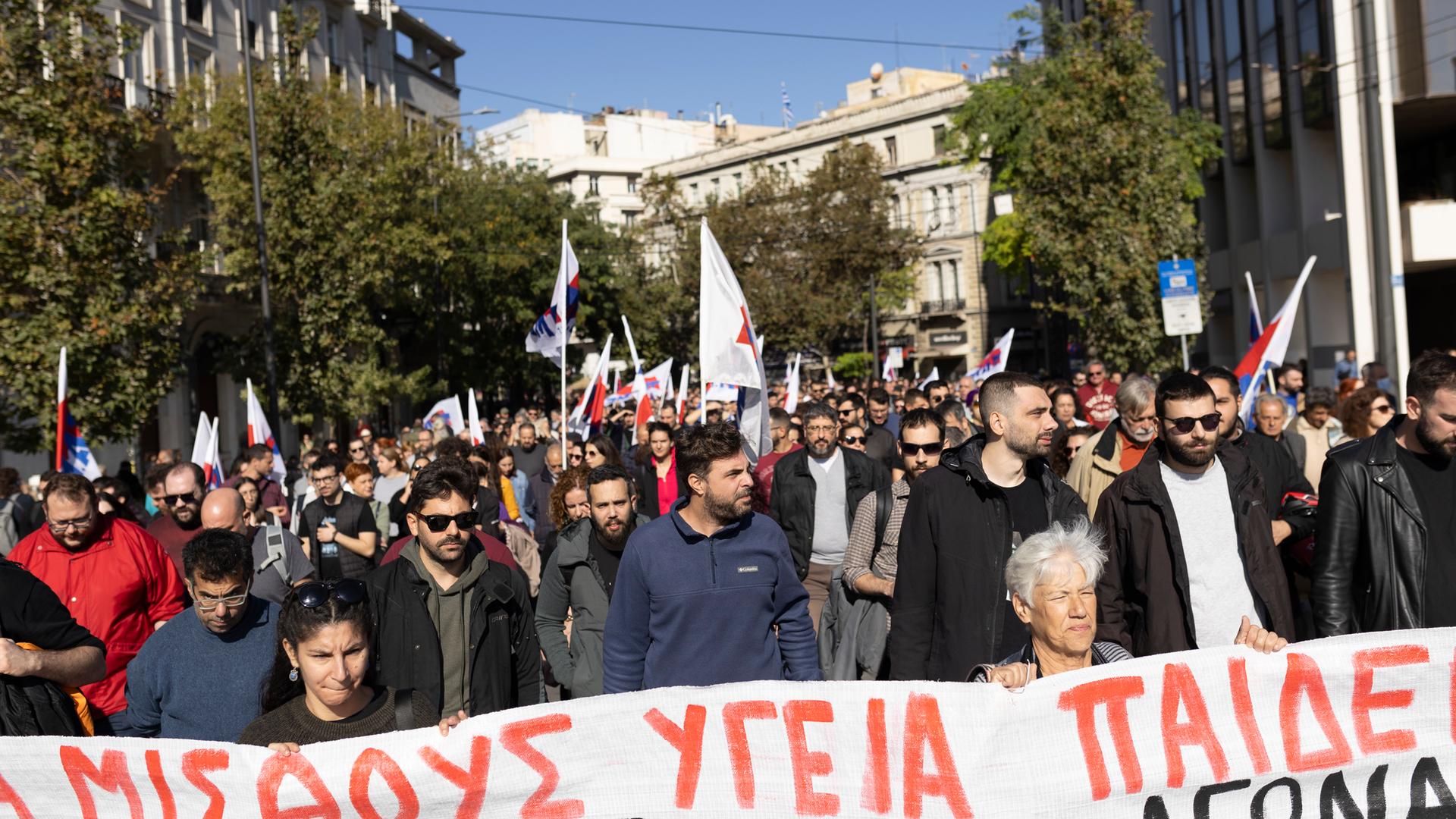 Gewerkschaftsmitglieder und Bürger protestieren während eines 24-stündigen Generalstreiks in Athen mit Bannern und Fahnen. 