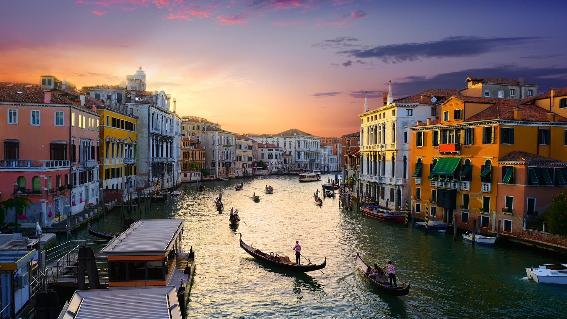 Eine Gondel im Canal Grande bei Sonnenuntergang.