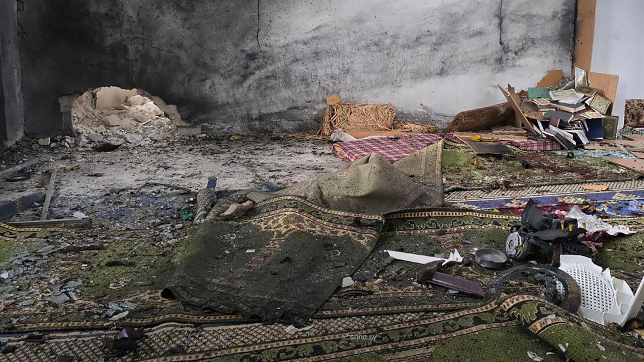 Verwüstungen in der Imam-Ali-bin-Abi-Talib-Moschee nach dem Anschlag: Gebetsteppiche und weitere religiöse Utensilien liegen zerstört und zerstreut auf dem Boden, die rußgeschwärzte Wand im Hintergrund ist durchbrochen(Photo by HANDOUT / SANA / AFP) / RESTRICTED TO EDITORIAL USE - MANDATORY CREDIT "AFP PHOTO / SANA " - HANDOUT - NO MARKETING NO ADVERTISING CAMPAIGNS - DISTRIBUTED AS A SERVICE TO CLIENTS