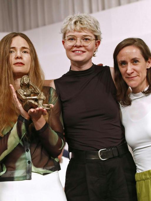 Bachmann-Preisträger 2023: Martin Piekar (Kelag-Preis / BKS-Bank-Publikumspreis), Valeria Gordeev (Bachmann-Preis), Laura Leupi (3sat-Preis) und Anna Felnhofer (Deutschlandfunk-Preis) 