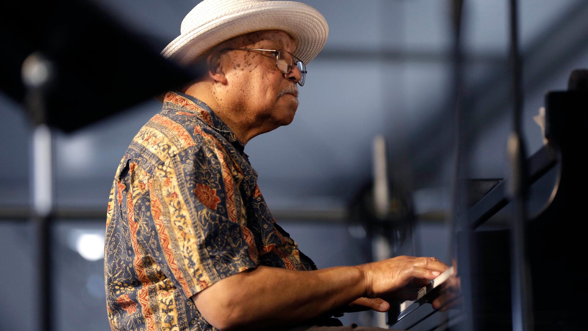 Der Jazz-Pianist und Jazz-Pädagoge Ellis Marsalis sitzt spielend am Klavier