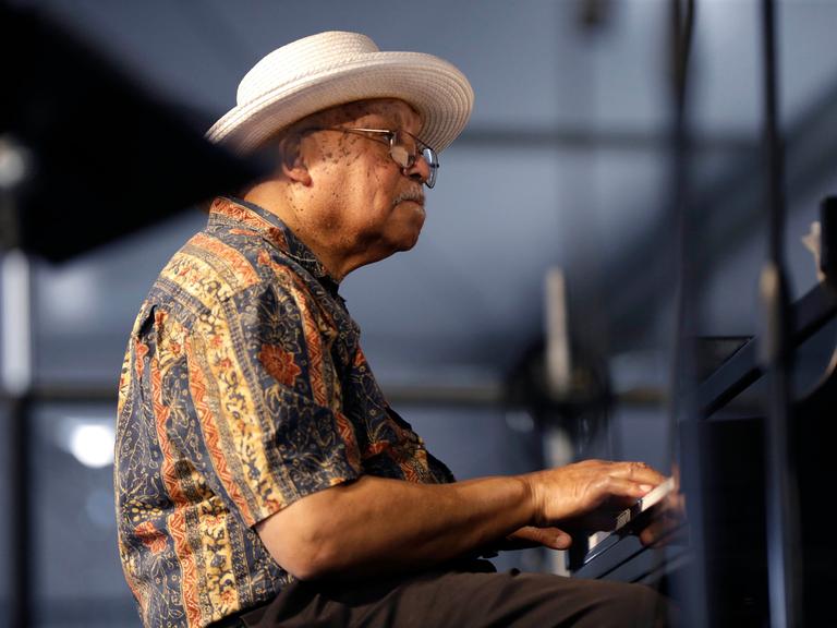 Der Jazz-Pianist und Jazz-Pädagoge Ellis Marsalis sitzt spielend am Klavier