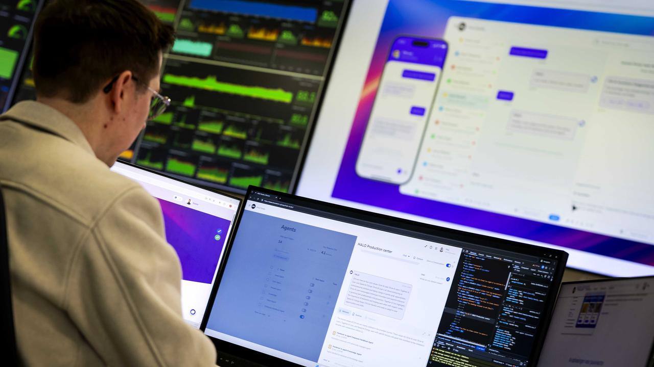 Ein Entwickler arbeitet mit Agenten bei einem niederländischen KI-Unternehmen.