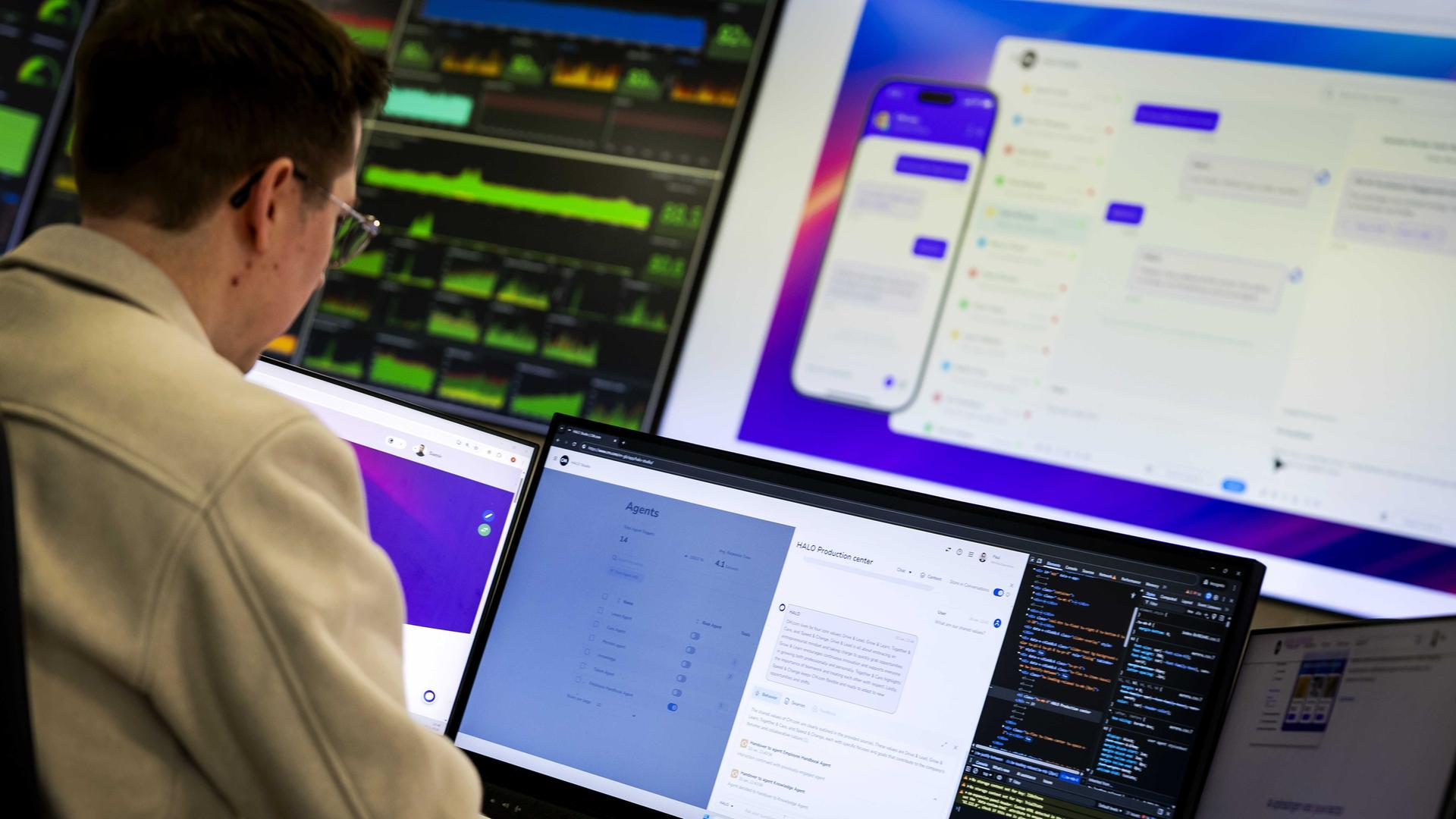 Ein Entwickler arbeitet mit Agenten bei einem niederländischen KI-Unternehmen.