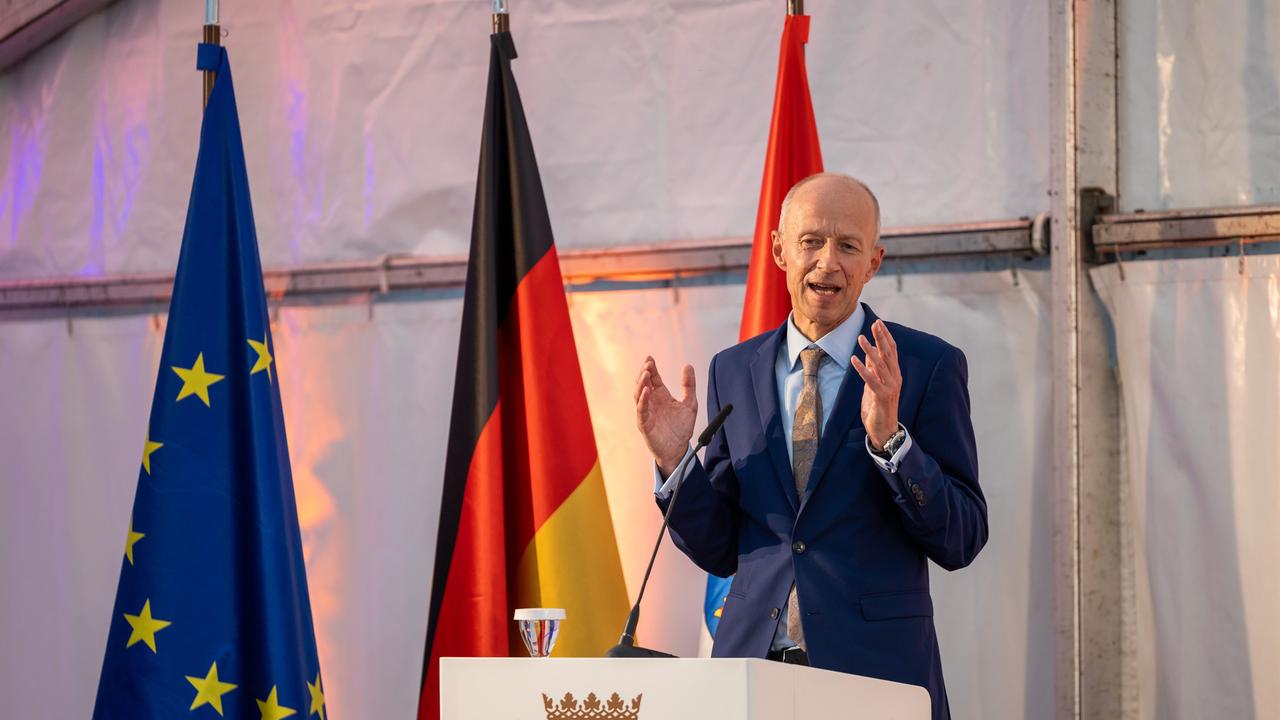Der Bildungsminister von Hessen, Armin Schwarz (CDU), spricht beim Festakt zur Eröffnung des neuen Dokumentationszentrums Lern- und Erinnerungsort Notaufnahmelager Gießen. 