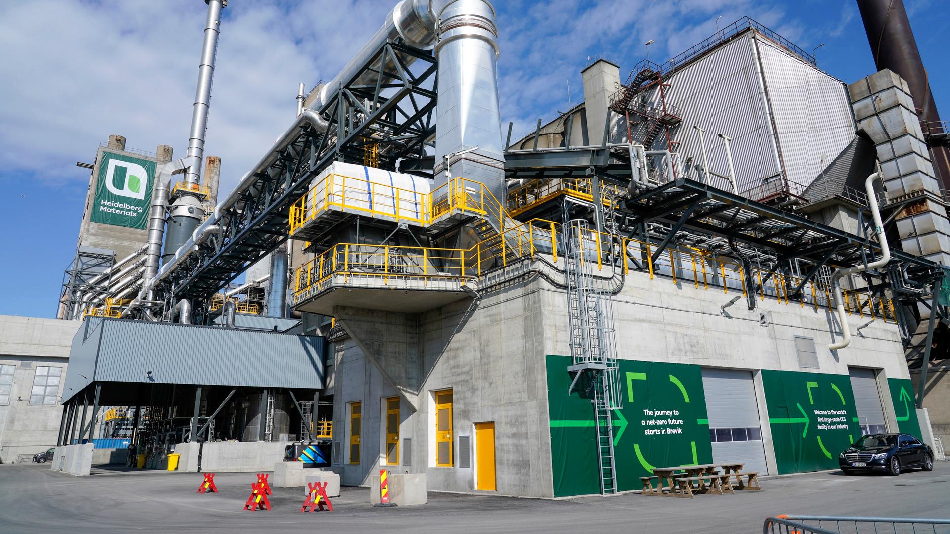 Die neue CO2-Abscheidungsanlage des Baustoffkonzerns Heidelberg Materials Die neue CO2-Abscheidungsanlage des Baustoffkonzerns Heidelberg Materials