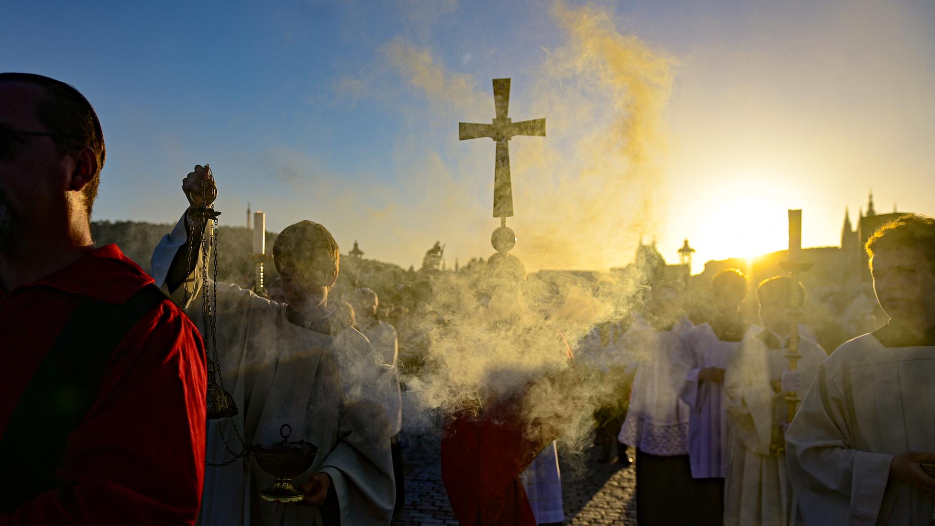 Prozession mit Kreuz