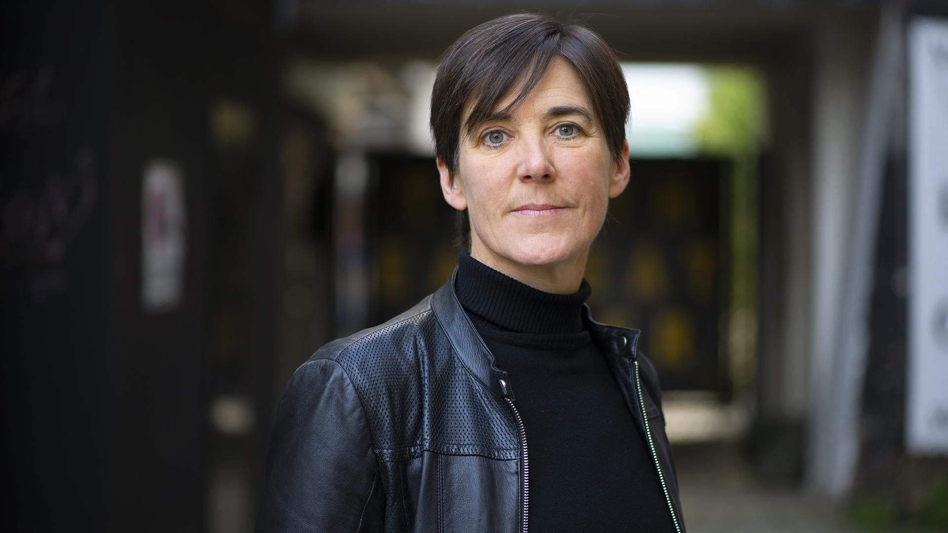 Gaea Schoeters posiert für die Kamera. Sie trägt kurze dunkle Haare und eine schwarze Lederjacke. Gaea Schoeters posiert für die Kamera. Sie trägt kurze dunkle Haare und eine schwarze Lederjacke.