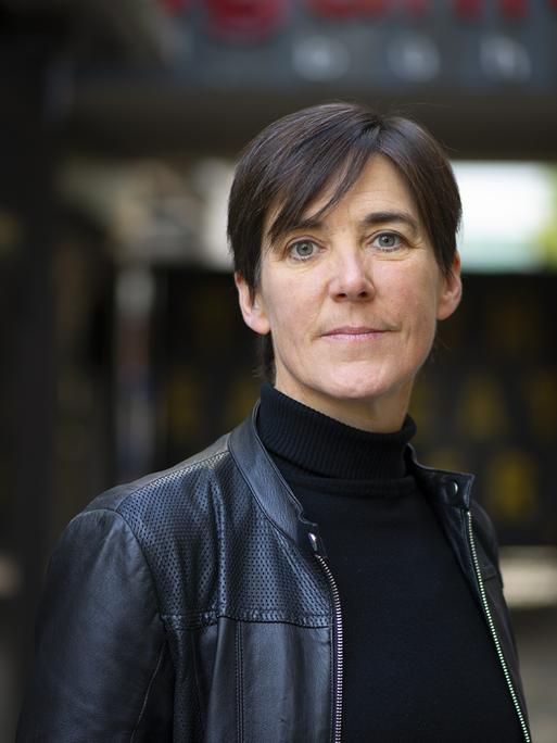 Gaea Schoeters posiert für die Kamera. Sie trägt kurze dunkle Haare und eine schwarze Lederjacke.