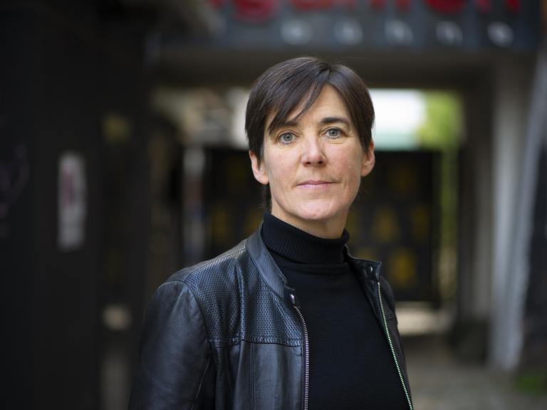 Gaea Schoeters posiert für die Kamera. Sie trägt kurze dunkle Haare und eine schwarze Lederjacke.