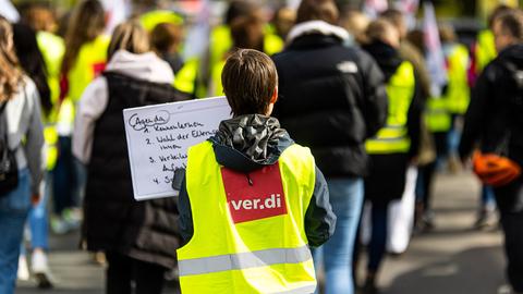 Streik, Aufnahme der Protestierenden von hinten, Warn-Weste mit der Aufschrift "verdi"