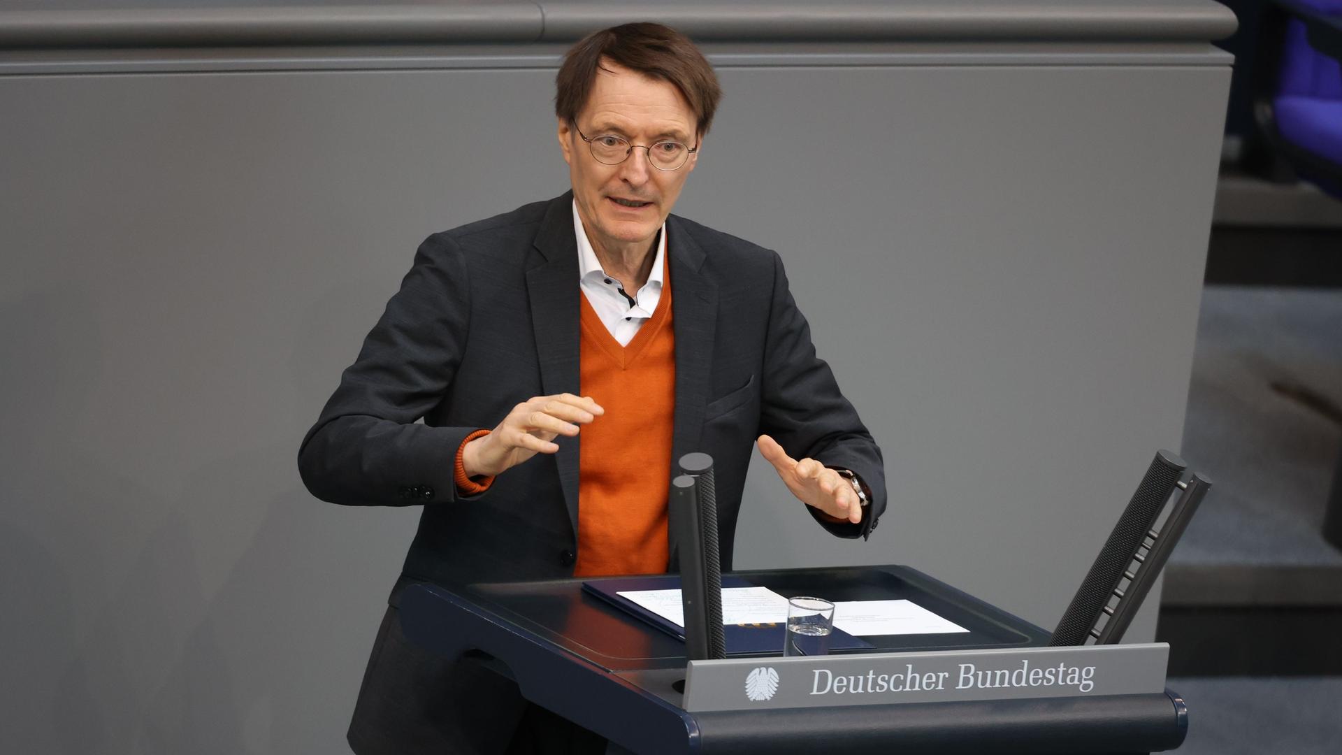 Berlin: Karl Lauterbach (SPD), Bundesgesundheitsminister, spricht bei der 100. Sitzung des Deutschen Bundestages.