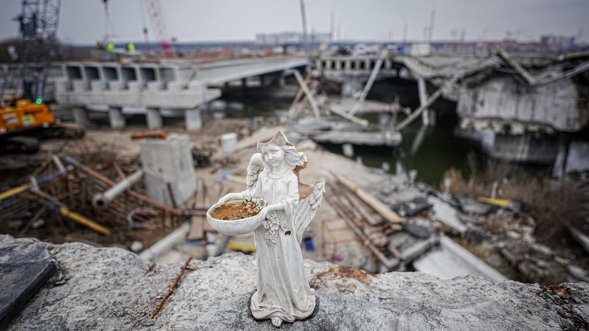 Ein kaputter Engel steht auf der im Krieg zerstörten Brücke auf der Ausfallstraße von Irpin in der Nähe von Kiew. Der Wiederaufbau der Brücke ist in vollem Gange.