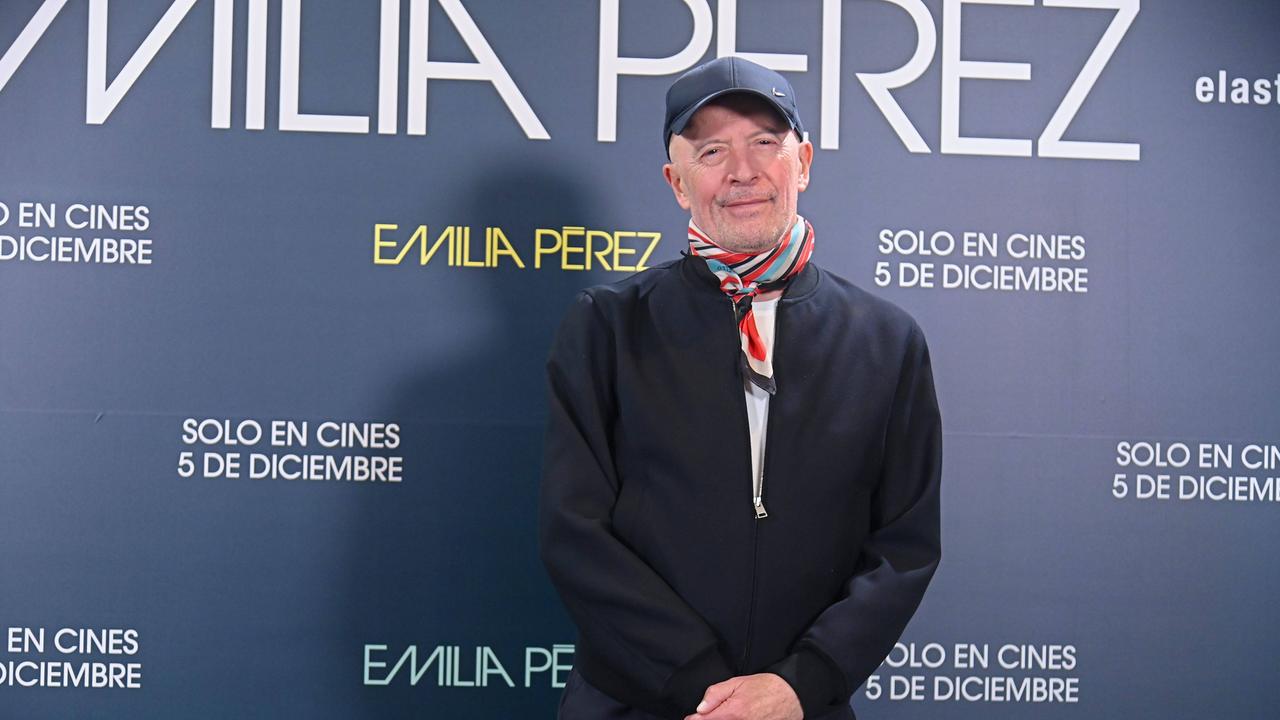 Der französische Regisseur Jacques Audiard bei einem Pressetermin vor einer Werbewand für seinen Film "Emilia Perez".