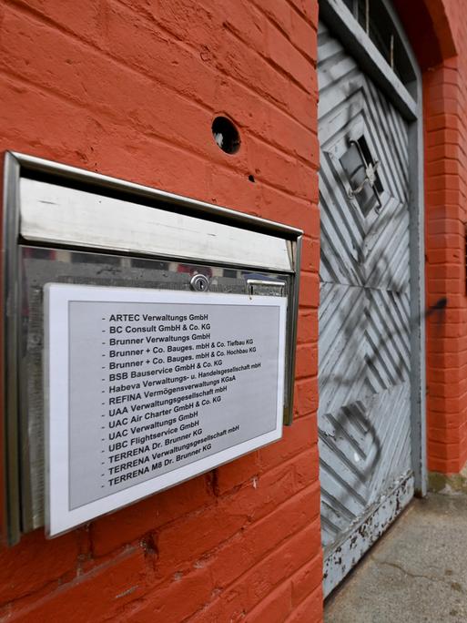Am Briefkasten eines maroden Gebäudes am Bahnhof ist eine lange Liste von Firmen aufgelistet. Am Briefkasten eines maroden Gebäudes am Bahnhof ist eine lange Liste von Firmen aufgelistet.
